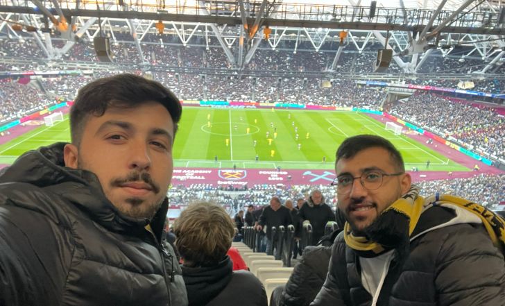 דינו והמלווה במשחק של ווסטהאם. "זכינו"