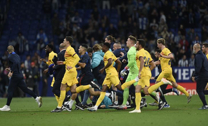 שחקני ברצלונה בורחים לחדר ההלבשה