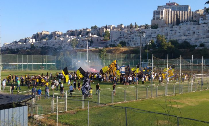 אוהדי ביתר על הדשא בבית וגן