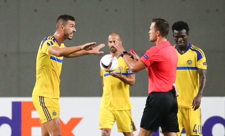 מדוניאנין מנסה להבין מה קורה על המגרש