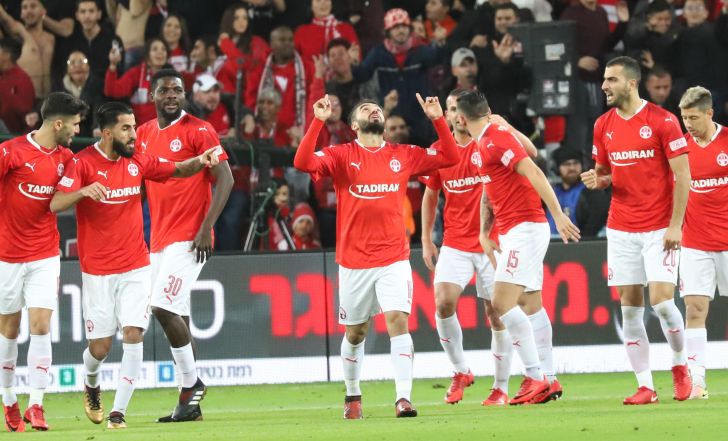 שחקני הפועל באר שבע חוגגים עם מיכאל אוחנה