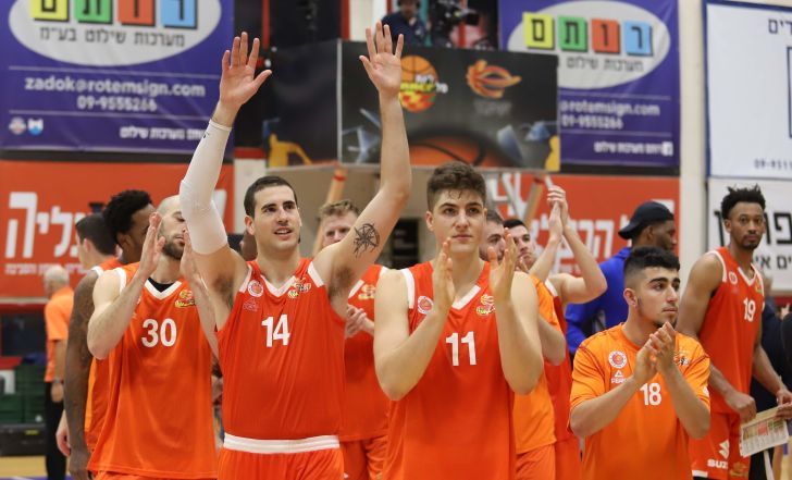 שחקני מכבי ראשון לציון חוגגים