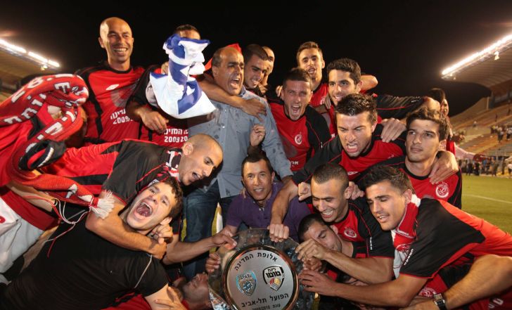 שחקני הפועל תל אביב חוגגים אליפות 2010