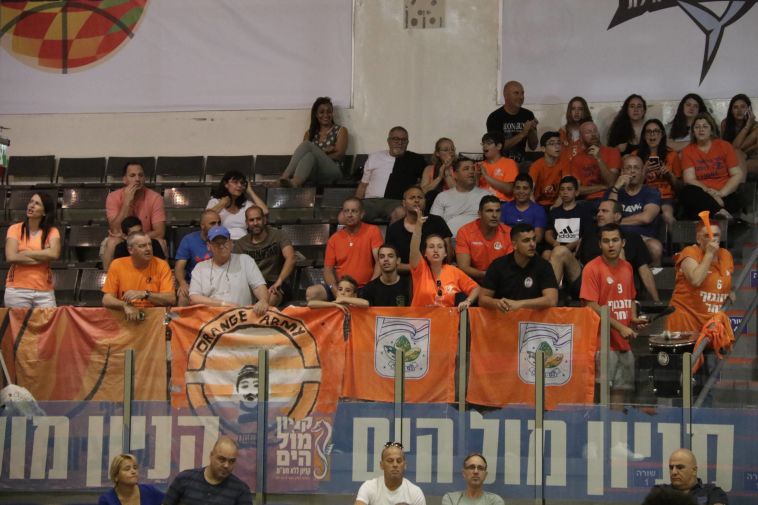 ימשיכו לחכות לניצחון חוץ ראשון באילת. אוהדי נס ציונה (צילום: פרנסיסקו די סטסיו)