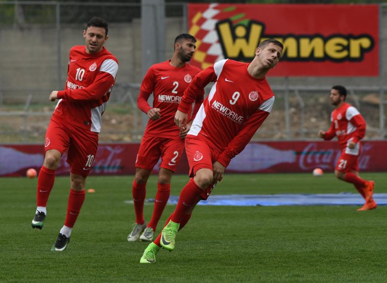 בן רייכרט במדי הפועל תל אביב. 