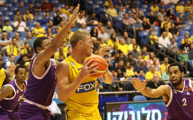 קולטון אייברסון מול טיירון נאש. צילום: עדי אבישי קולטון אייברסון מול טיירון נאש. צילום: עדי אבישי