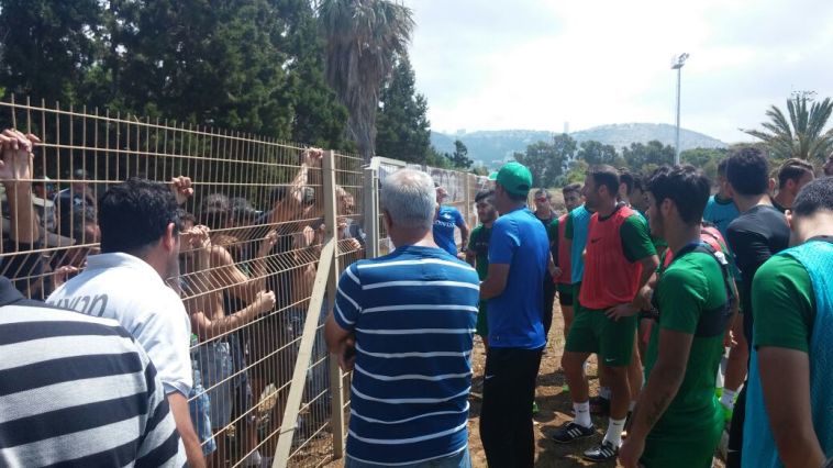 שחקני מכבי חיפה עם האוהדים באימון. צילום: האתר הרשמי של מכבי חיפה שחקני מכבי חיפה עם האוהדים באימון. צילום: האתר הרשמי של מכבי חיפה