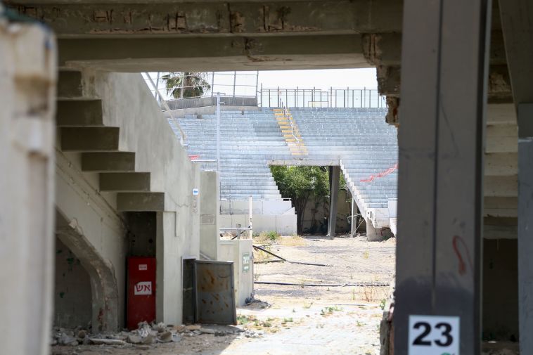 בלומפילד במצבו הנוכחי. המנופים דוחים את הנחת הדשא (דני מרון)