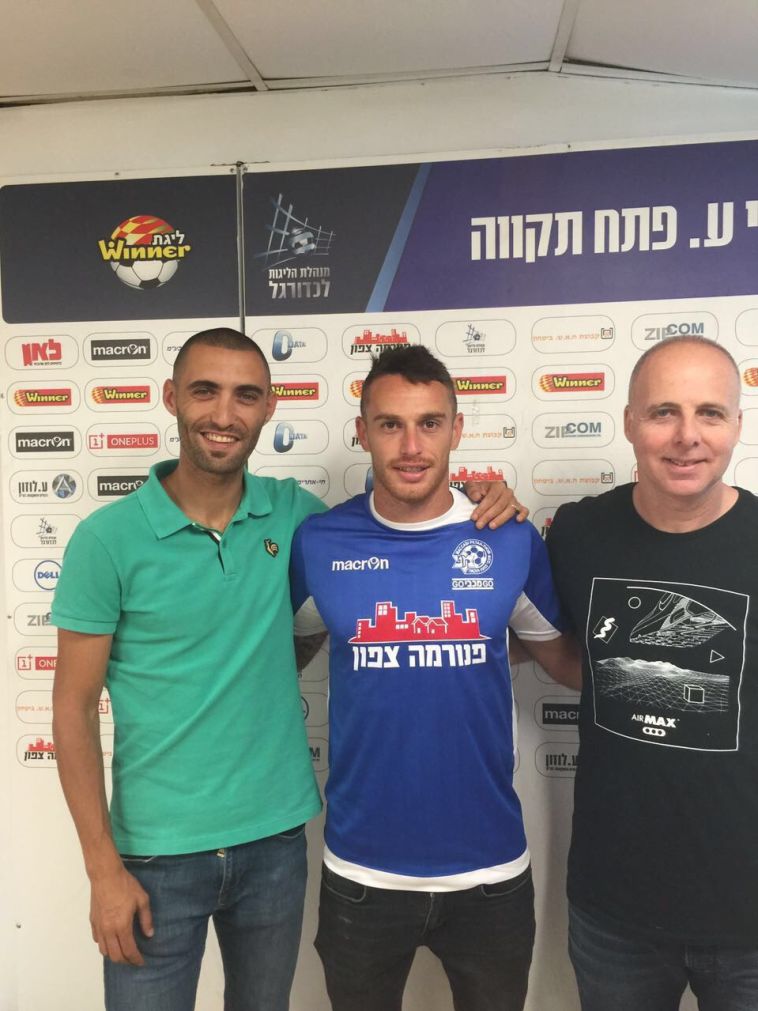 עודד אלקיים במעמד החתימה (מכבי פ"ת, האתר הרשמי) עודד אלקיים במעמד החתימה (מכבי פ"ת, האתר הרשמי)