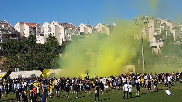 העשן הצהוב כיסה את בית וגן העשן הצהוב כיסה את בית וגן