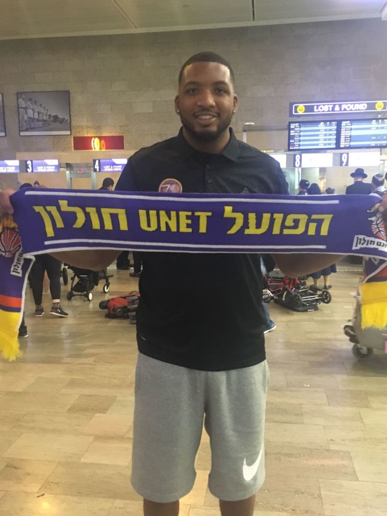 טיישון תומאס. "שמח להיות כאן" (דוברות הפועל חולון)