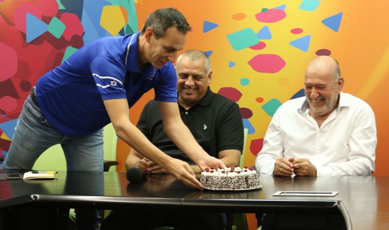קטש מקבל עוגה. יום הולדת שמח קטש מקבל עוגה. יום הולדת שמח