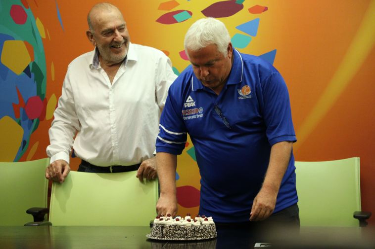 גרשון והלוי נהנים מעוגה גרשון והלוי נהנים מעוגה