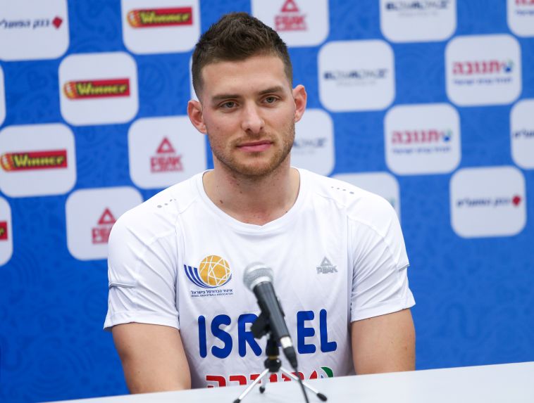 גל מקל. הקפטן החדש (דני מרון) גל מקל. הקפטן החדש (דני מרון)