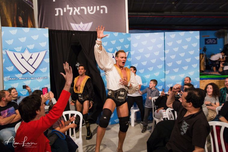 האחים ואן אריק אגע לפני שהם עלו לזירה (צילום: אלון לוין) האחים ואן אריק אגע לפני שהם עלו לזירה (צילום: אלון לוין)