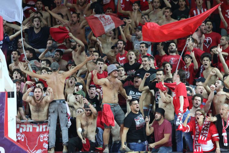 אוהדי הפועל תל אביב. הנהלת המועדון תצטרף להתמודד עם הבעיות מהיציע (עדי אבישי)