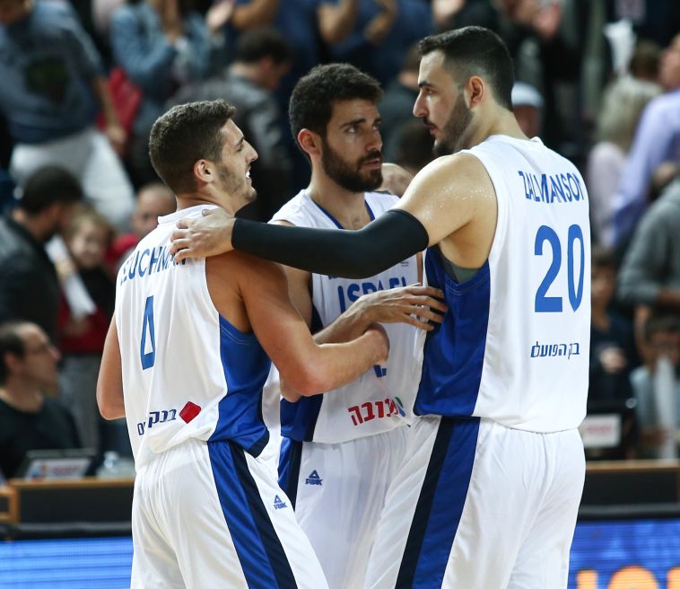 במדי הנבחרת. 