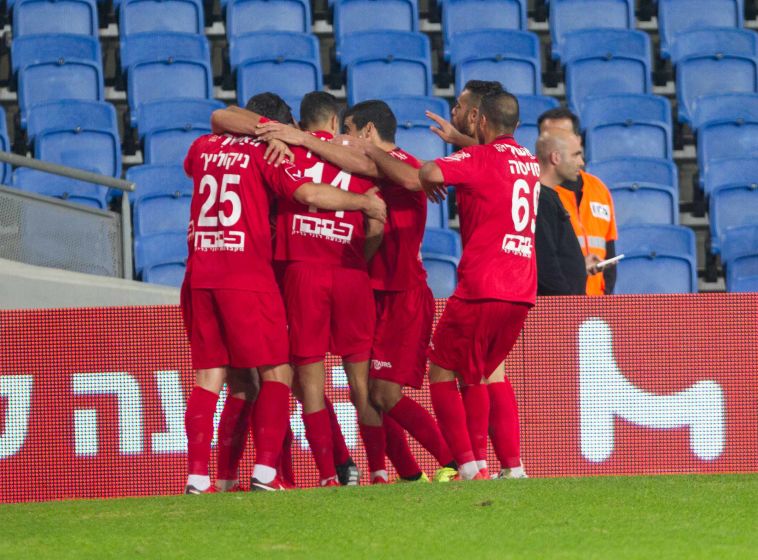 שחקני רעננה חוגגים את הרגע ההיסטורי (יוני אריאלי)