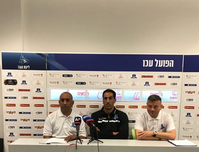 איציק טוויזר (עמוד הפייסבוק של הפועל עכו) איציק טוויזר במסיבת העיתונאים (הפועל עכו, רשמי)