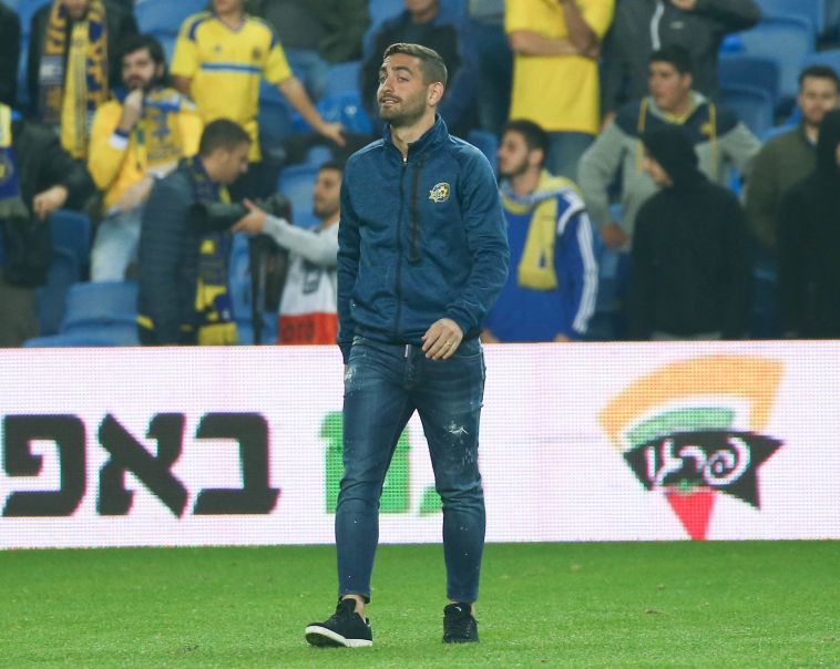 קאניוק. צופה בחבריו החדשים (דני מרון)