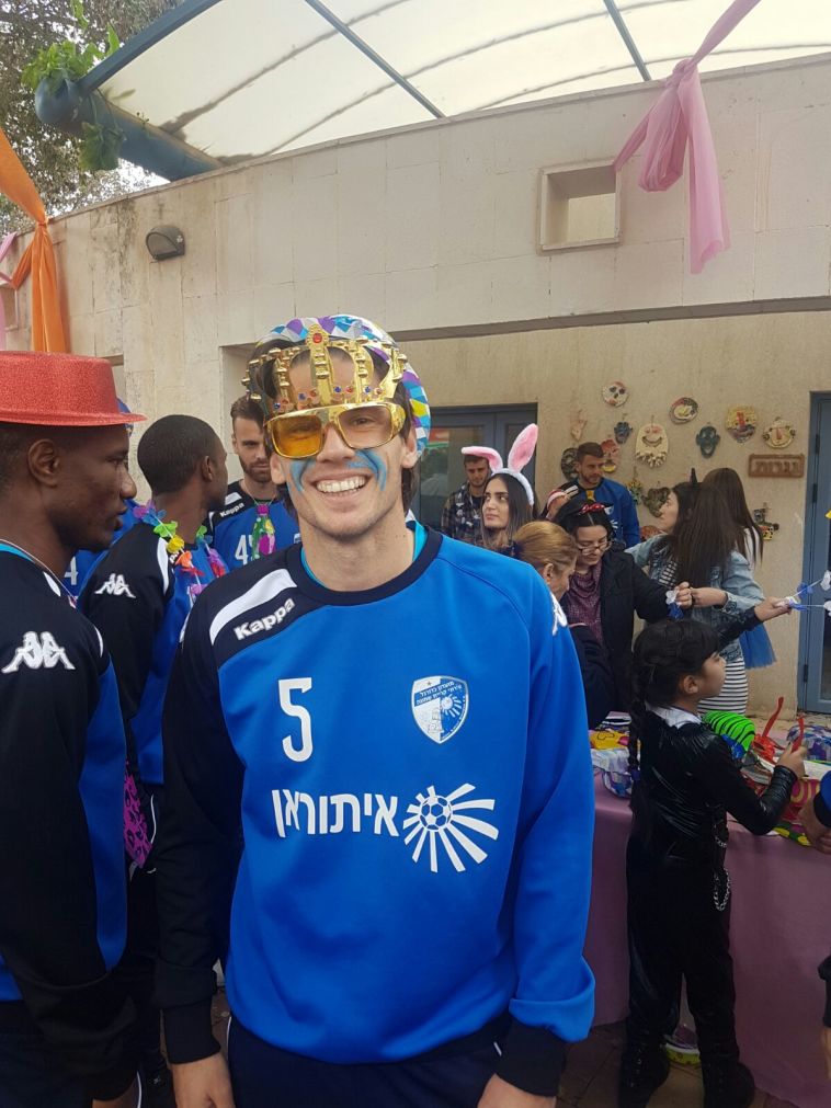 רדיבוייביץ' באווירת פורים בבית הספר רננים (עירוני ק"ש, רשמי)