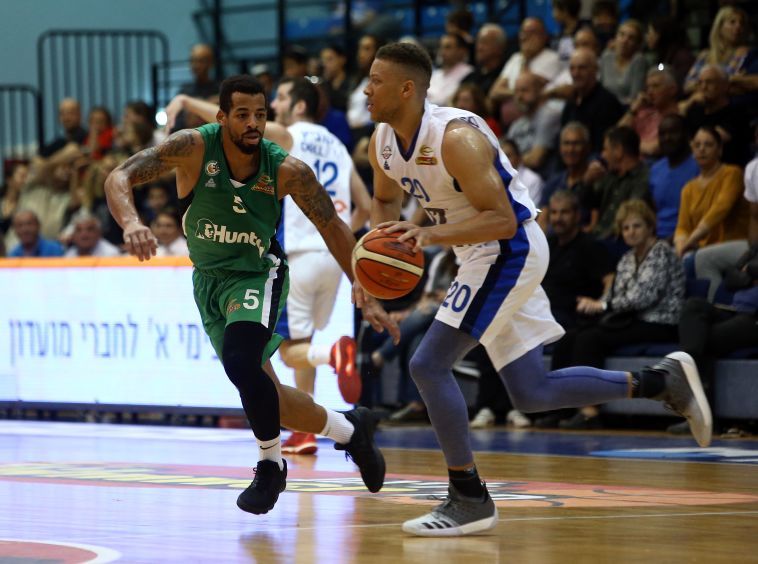 ברנדון טריש עם הכדור. הוביל את הרצליה לניצחון מדהים (אודי ציטיאט) ברנדון טריש עם הכדור. הוביל את הרצליה לניצחון מדהים (אודי ציטיאט)