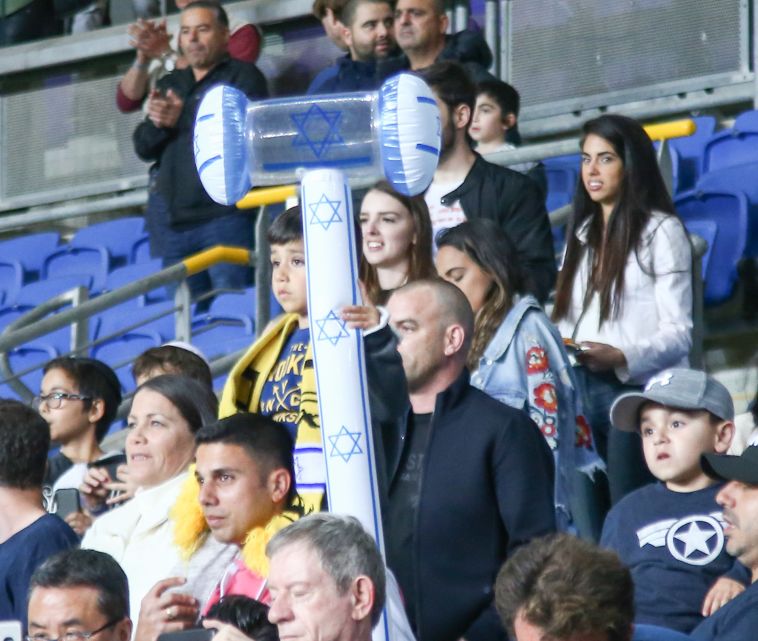אוהדי נבחרת ישראל. באו מעטים אך נלהבים (דני מרון) אוהדי נבחרת ישראל. באו מעטים אך נלהבים (דני מרון)