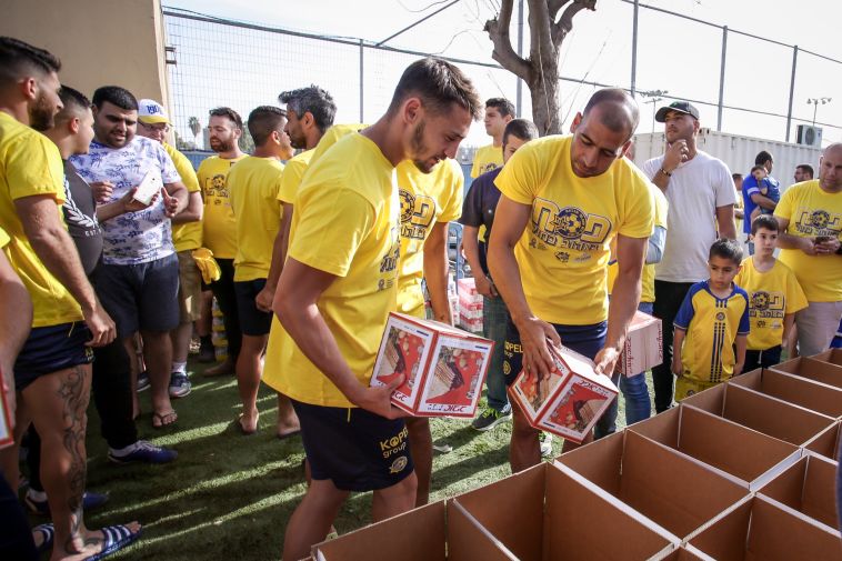 אצילי ובן חיים אורזים חבילות מזון (יח"צ)
