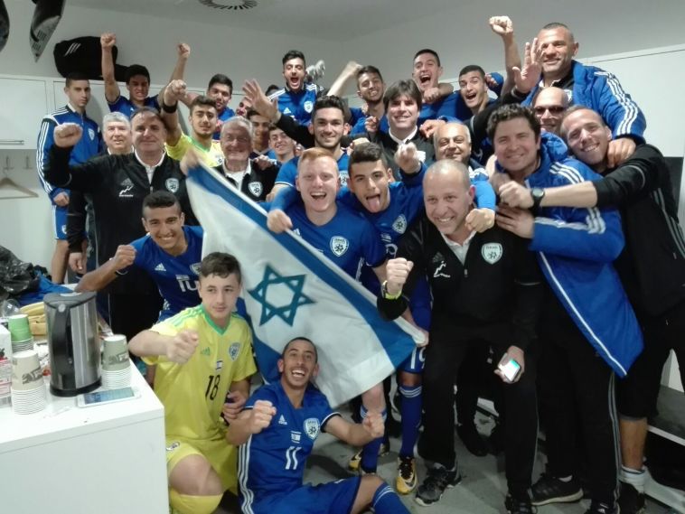 השחקנים חוגגים בחדר ההלבשה (ההתאחדות לכדורגל) השחקנים חוגגים בחדר ההלבשה (ההתאחדות לכדורגל)