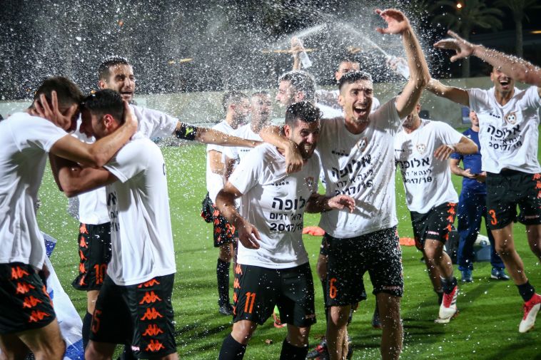 שחקני נס ציונה חוגגים כמיטב המסורת (דני מרון) שחקני נס ציונה חוגגים כמיטב המסורת (דני מרון)