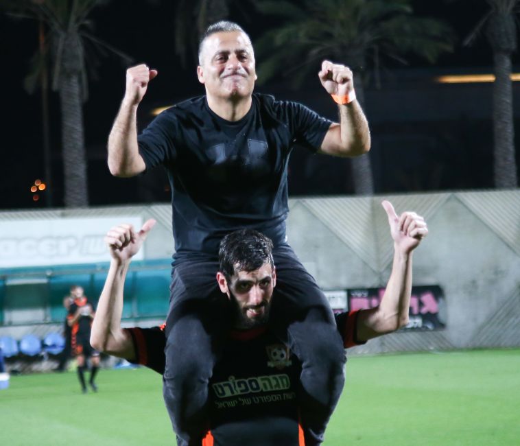 עופר טסלפפה על הכתפיים של יוסי אסייג (דני מרון) עופר טסלפפה על הכתפיים של יוסי אסייג (דני מרון)