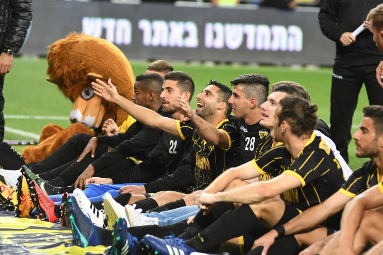 שחקני בית"ר מודים לקהל. האוהדים נתנו הצגה וקיבלו הצגה (ערן לוף) שחקני בית"ר מודים לקהל. האוהדים נתנו הצגה וקיבלו הצגה (ערן לוף)