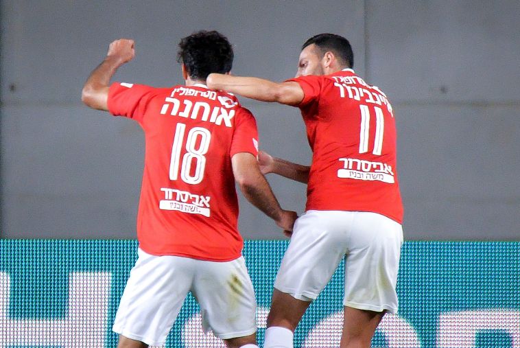 מיכאל אוחנה חוגג לפני הפציעה (אריאל שלום) מיכאל אוחנה חוגג לפני הפציעה (אריאל שלום)