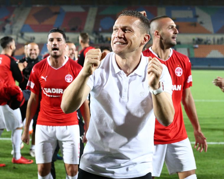 בכר חוגג אליפות שלישית ברציפות. הצלחה לא ממצים (דני מרון) בכר חוגג אליפות שלישית ברציפות. הצלחה לא ממצים (דני מרון)