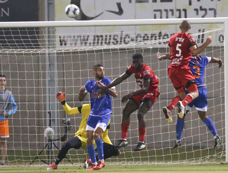 לני אהרון כמעט מעלה את חדרה ליתרון (דני מרון) לני אהרון כמעט מעלה את חדרה ליתרון (דני מרון)
