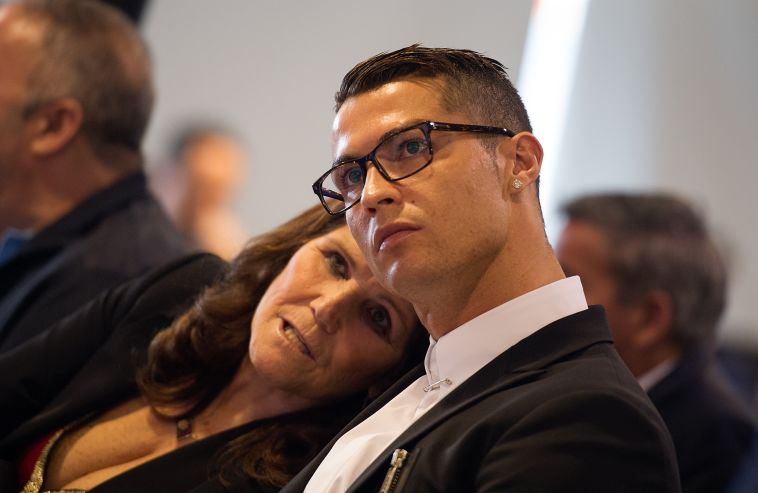 רונאלדו עם אימו. "מאפייה זאת המילה לתאר את זה" (AFP) רונאלדו עם אימו. "מאפייה זאת המילה לתאר את זה" (AFP)
