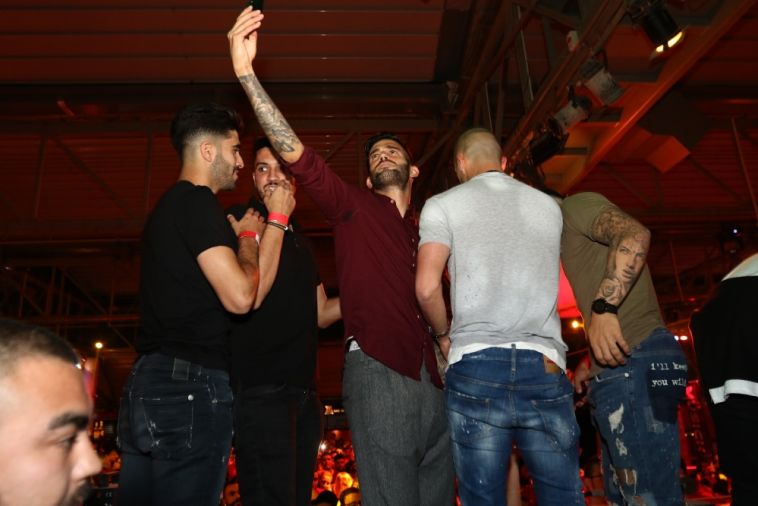שחקני הפועל ב"ש חוגגים (מאיר אבן חיים) שחקני הפועל ב"ש חוגגים (מאיר אבן חיים)