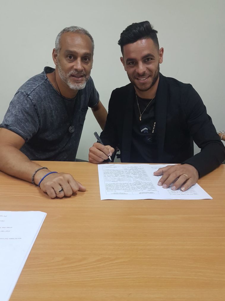 החתימה באזרבייג'אן. "אחתום בקבוצה שתיתן לי את ההצעה הכי אטרקטיבית" (האתר הרשמי) החתימה באזרבייג'אן. "אחתום בקבוצה שתיתן לי את ההצעה הכי אטרקטיבית" (האתר הרשמי)