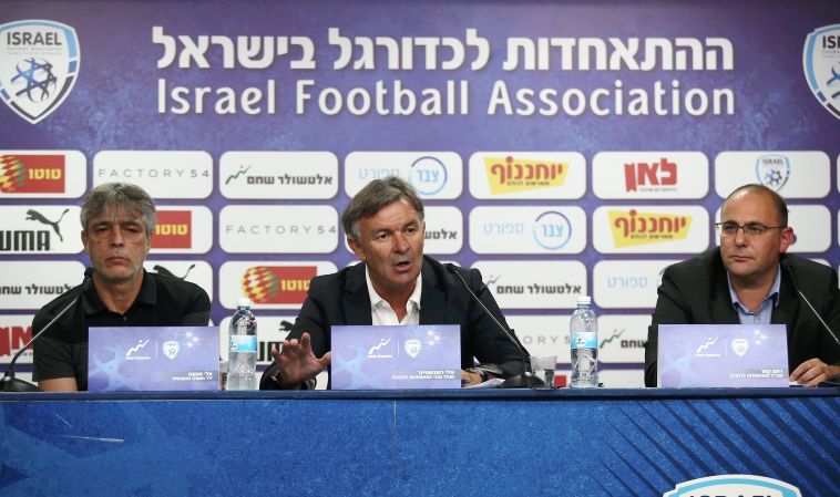 רוטשטיינר במסיבת העיתונאים. "ג'ורדי קרויף עזר לי מאוד" (דני מרון)* רוטשטיינר במסיבת העיתונאים. "ג'ורדי קרויף עזר לי מאוד" (דני מרון)*