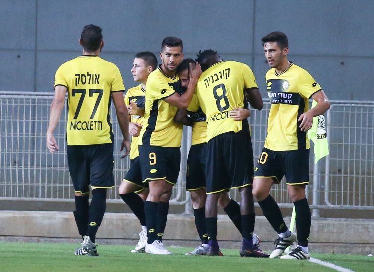 אולסק חוגג עם חבריו אתמול "שמח להיות פה, נתניה אחד המועדונים הגדולים בארץ" (דני מרון) אולסק חוגג עם חבריו אתמול "שמח להיות פה, נתניה אחד המועדונים הגדולים בארץ" (דני מרון)