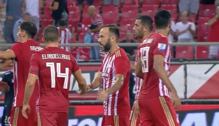 נאתכו במדי אולימפיאקוס. "מועדון גדול שחייב לזכות באליפות" (האתר הרשמי) נאתכו במדי אולימפיאקוס. "מועדון גדול שחייב לזכות באליפות" (האתר הרשמי)