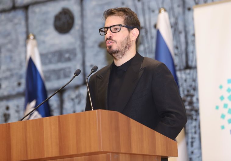 חוגג. עומד בדברים שהצהיא בבית הנשיא (דני מרון)