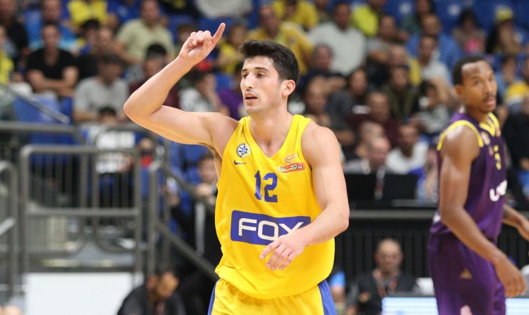 מתאזרחים יגררו קנס כבד. ג'ון דיברתולומאו (עדי אבישי)