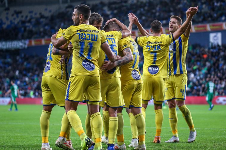 שחקני מכבי תל אביב חוגגים. אירופה תהיה קשה יותר מהליגה (מאור אלקסלסי)