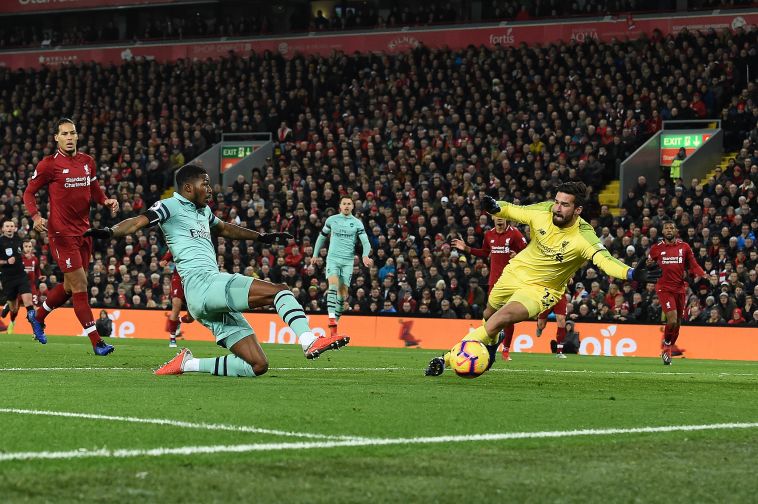 אליסון לא מצליח לעצור את מייטלנד-נילס. ארסנל התעוררה לאחר ההזדמנות של אייוובי (AFP)