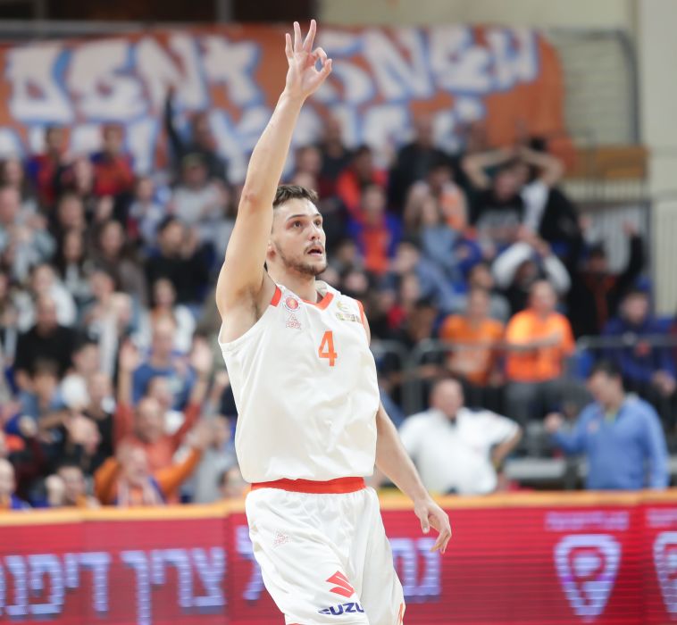 יחזור ללבוש כתום בעונה הבאה? קולשוב במדי ראשל"צ (דני מרון)