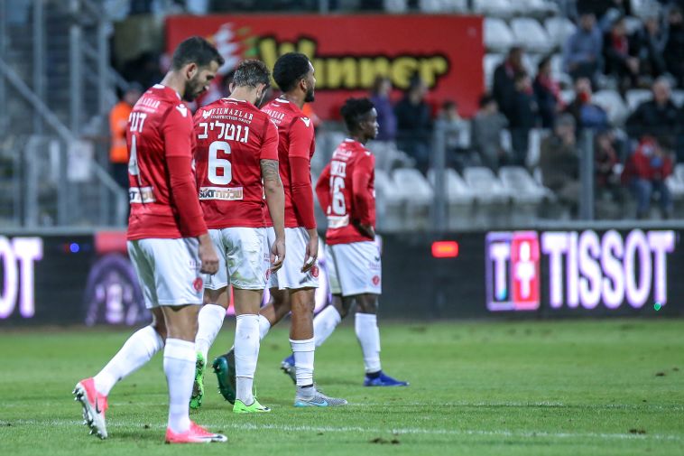 שחקני הפועל תל אביב מאוכזבים. "לא רציני לקחת את בואטנג כדוגמה לשחקנים האחרים" (מאור אלקסלסי) שחקני הפועל תל אביב מאוכזבים. "לא רציני לקחת את בואטנג כדוגמה לשחקנים האחרים" (מאור אלקסלסי)