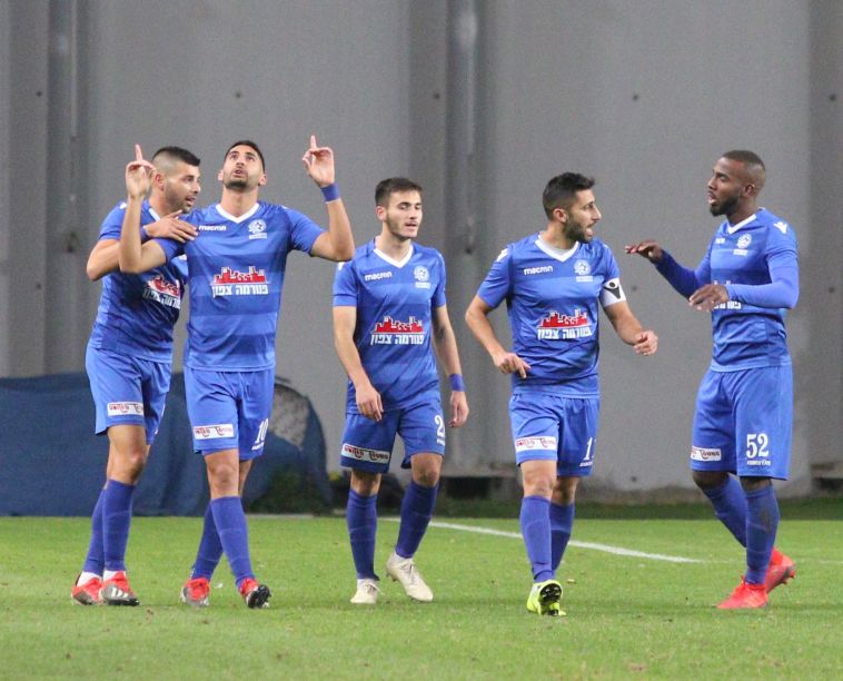 שחקני מכבי פתח תקווה חוגגים. 