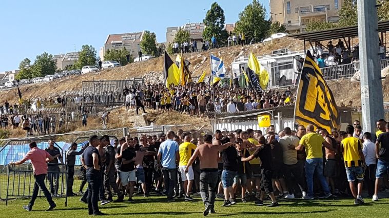 אוהדי בית"ר ירושלים. "הקו האדום היה שרלרואה" (דני מרון) אוהדי בית"ר ירושלים. "הקו האדום היה שרלרואה" (דני מרון)