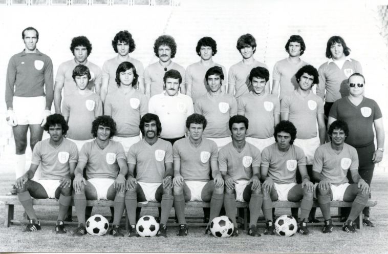 סורינוב (ראשון מימין למעלה) במדי נבחרת ישראל (צילום ארכיון)